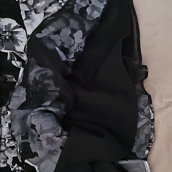 White House Black Market - NWOT - Black and White Smocked Blouse - Size X Large - Picture 8 of 9